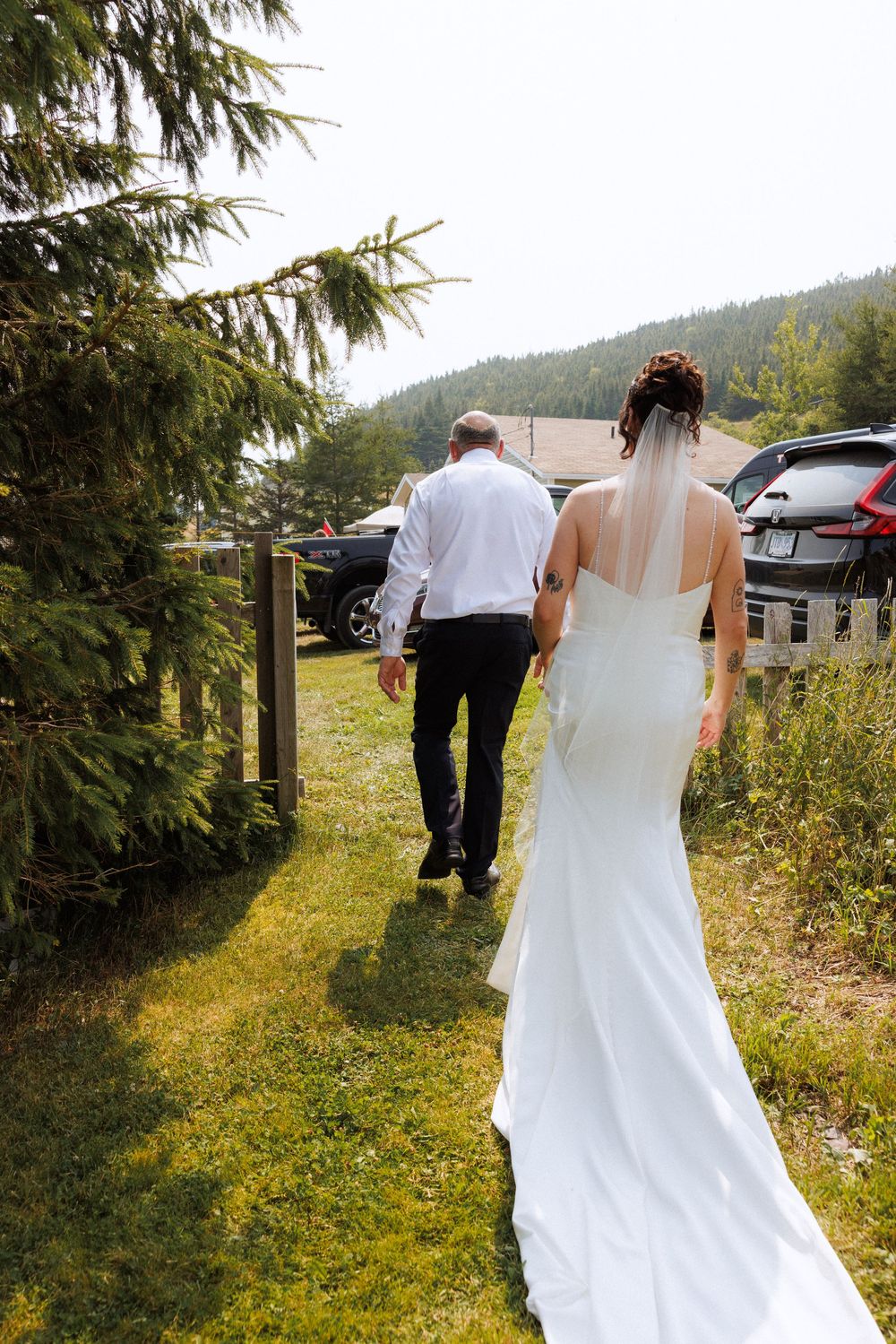 Wedding couple with family in Trinity captured by Newfoundland documentary style wedding photographer Kaitlyn Yvette