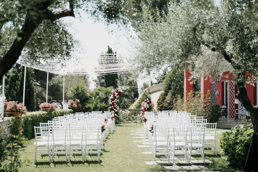 Cerimonia nel giardino di Villa Casa Rossa a Imperia con luci sospese e panorama sul mare