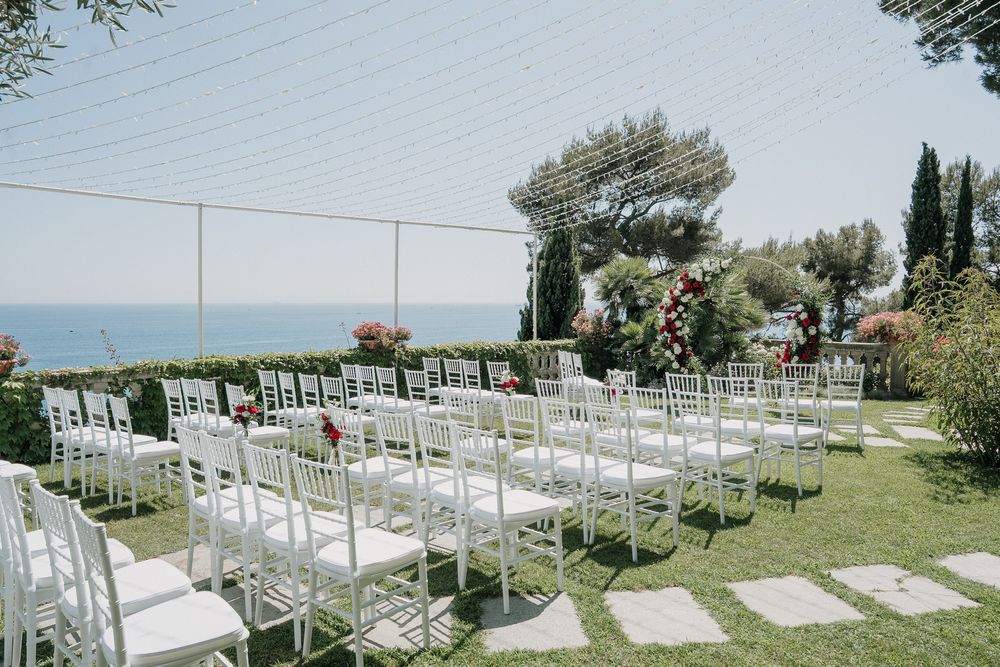 Sedute bianche per matrimonio all’aperto a Villa Casa Rossa Imperia con vista sul mare della Liguria