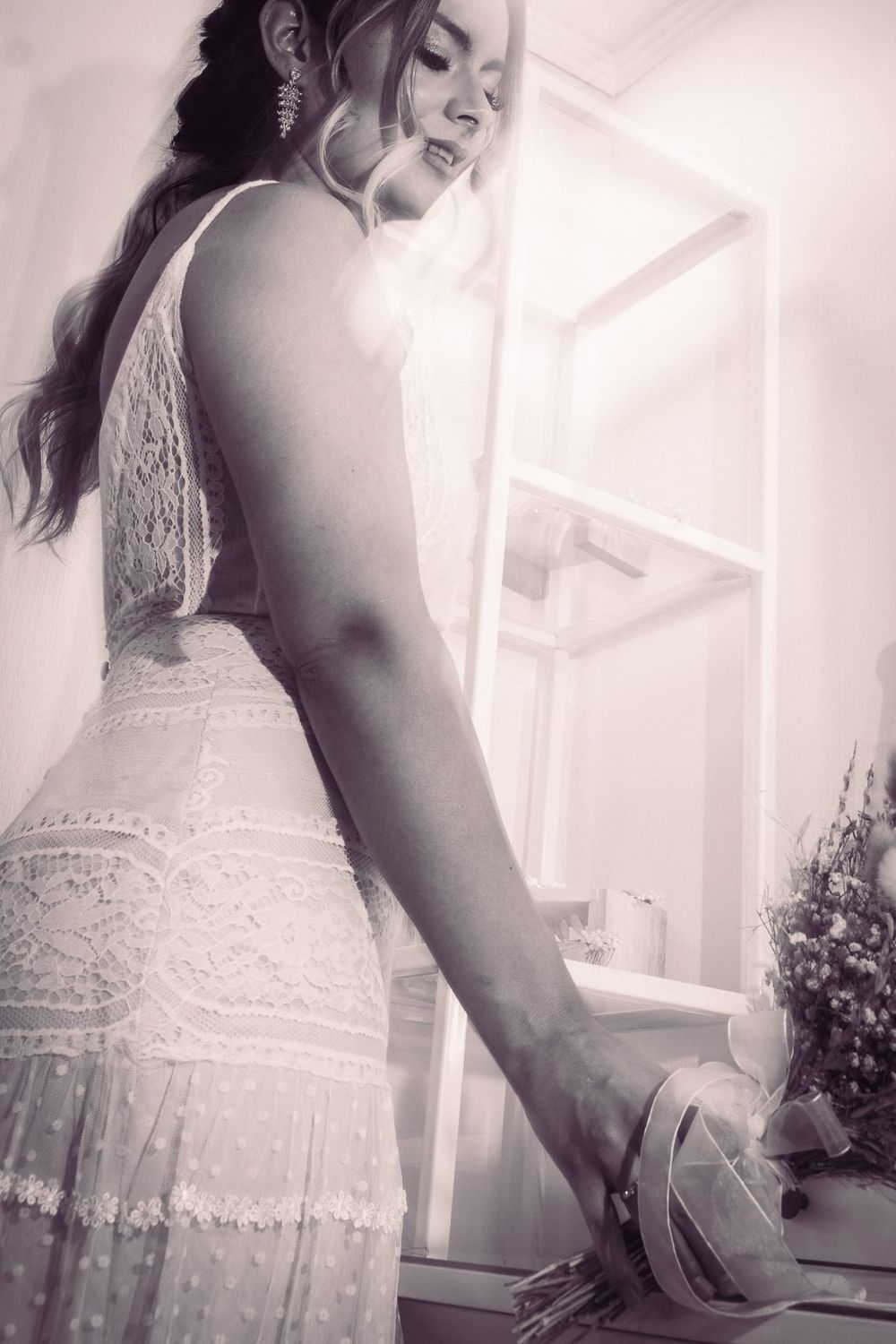 Vestido blanco de encaje elegante fotografiado con luz suave y difusa para efecto soñador.
