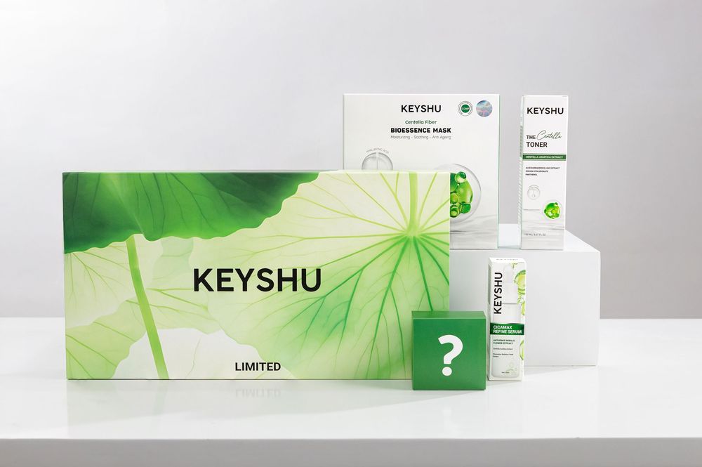 Ảnh chụp sản phẩm skincare Keyshu concept minimal với nền trắng và lá xanh tự nhiên