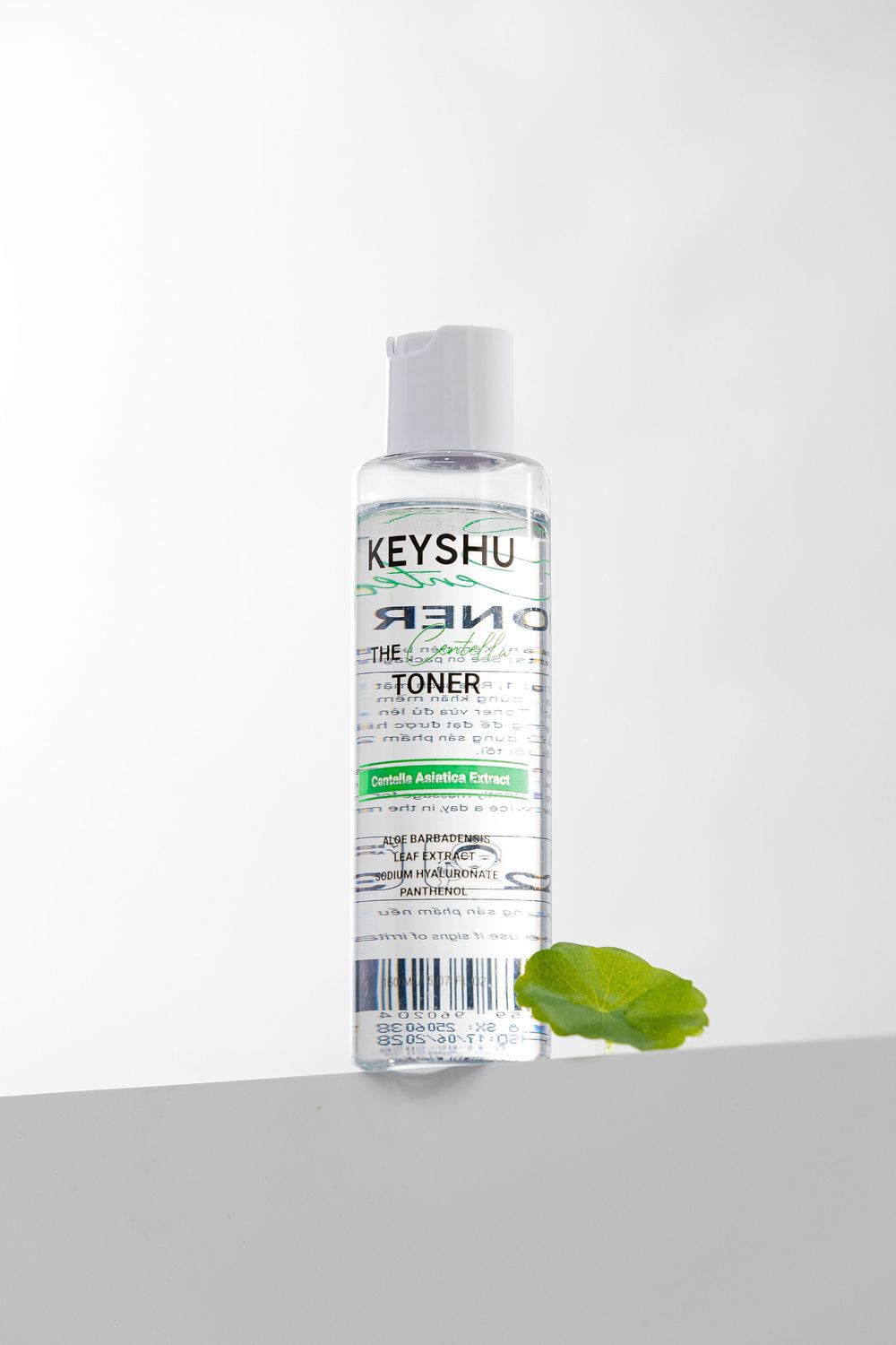 Ảnh chụp bộ sản phẩm chăm sóc da Keyshu bố cục tối giản trong studio