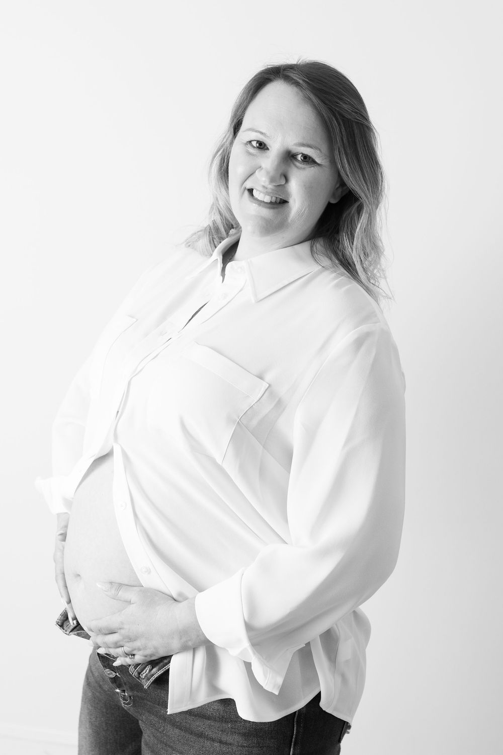 studio maternity photos in swansboro nc by photographer Samantha Ann Photo maternity photographer near Emerald Isle and Hubert, nc.