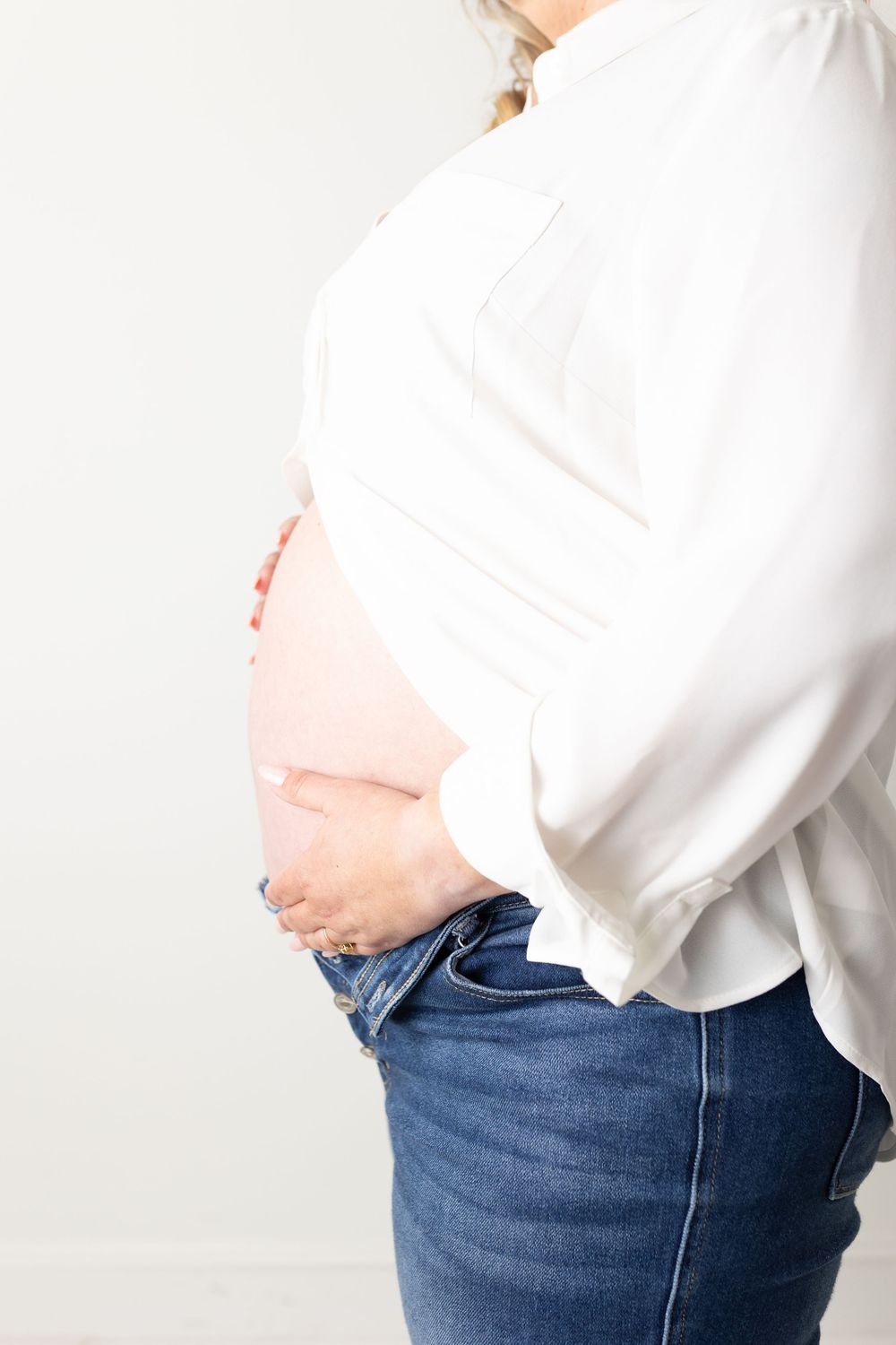 studio maternity photos in swansboro nc by photographer Samantha Ann Photo maternity photographer near Emerald Isle and Hubert, nc.