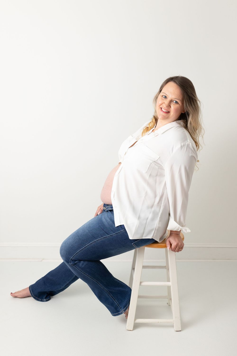 studio maternity photos in swansboro nc by photographer Samantha Ann Photo maternity photographer near Emerald Isle and Hubert, nc.