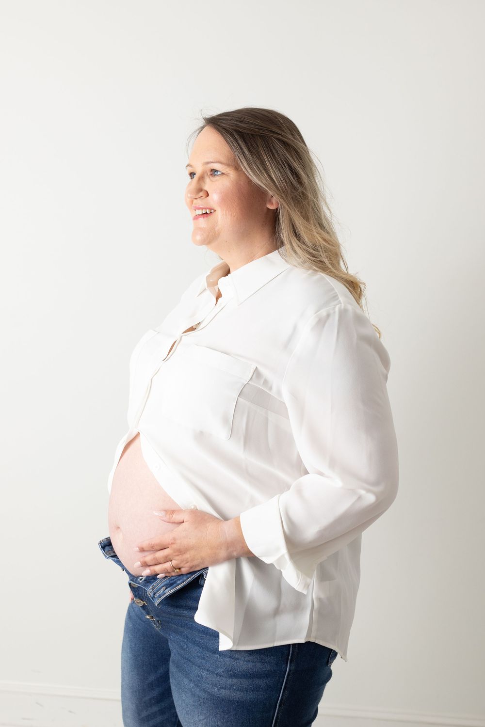 studio maternity photos in swansboro nc by photographer Samantha Ann Photo maternity photographer near Emerald Isle and Hubert, nc.