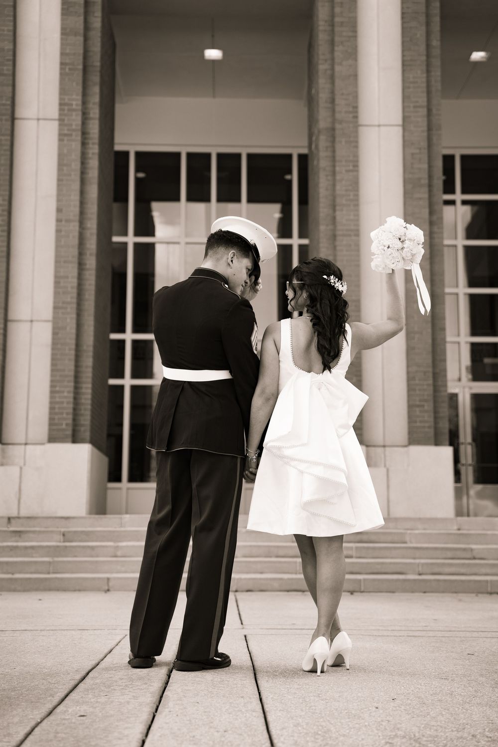 Fotografía de boda con los novios en la corte
Wedding photography with the groom and bride in courthouse
© Photography by Iela LLC