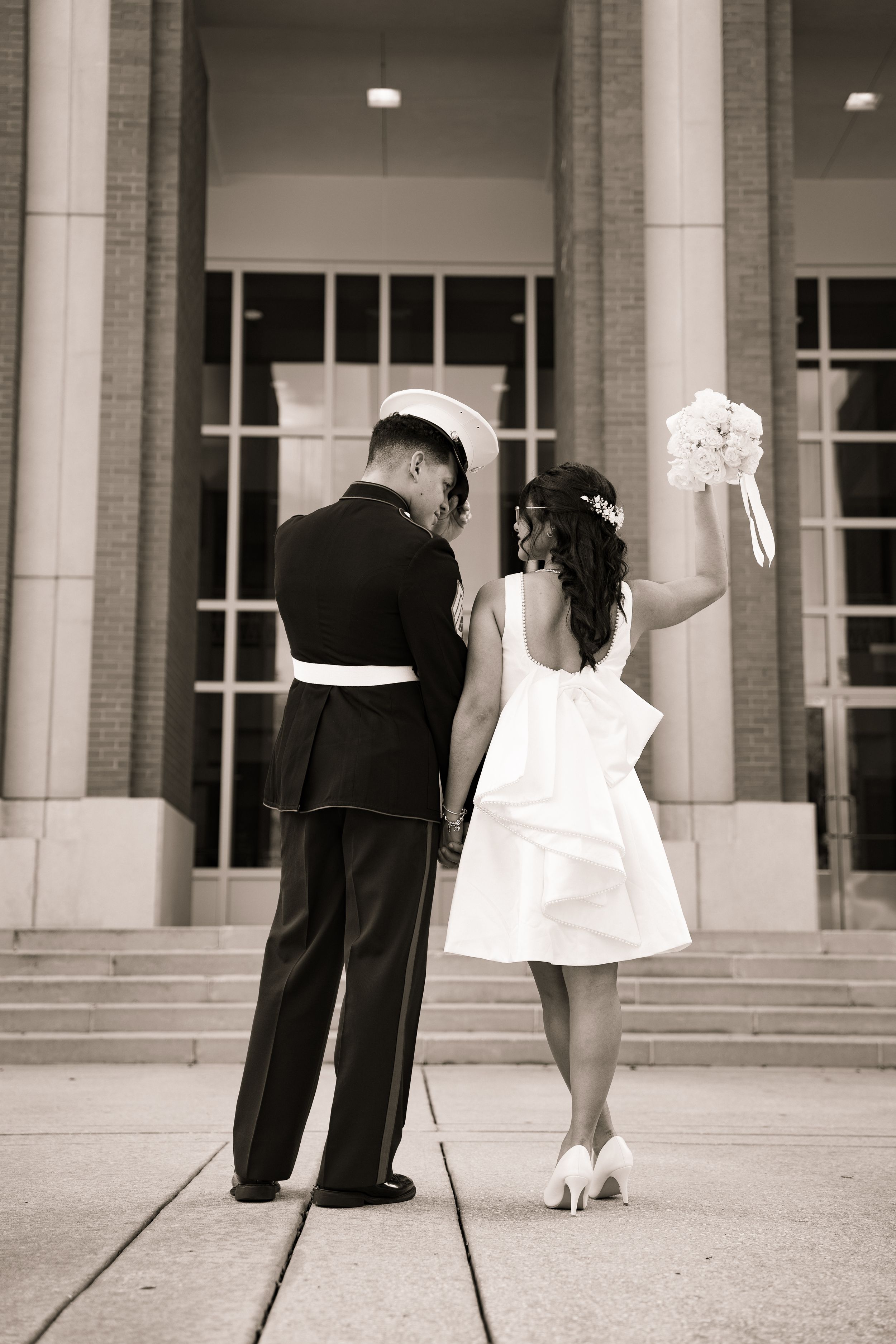 Fotografía de boda con los novios en la corte
Wedding photography with the groom and bride in courthouse
© Photography by Iela LLC