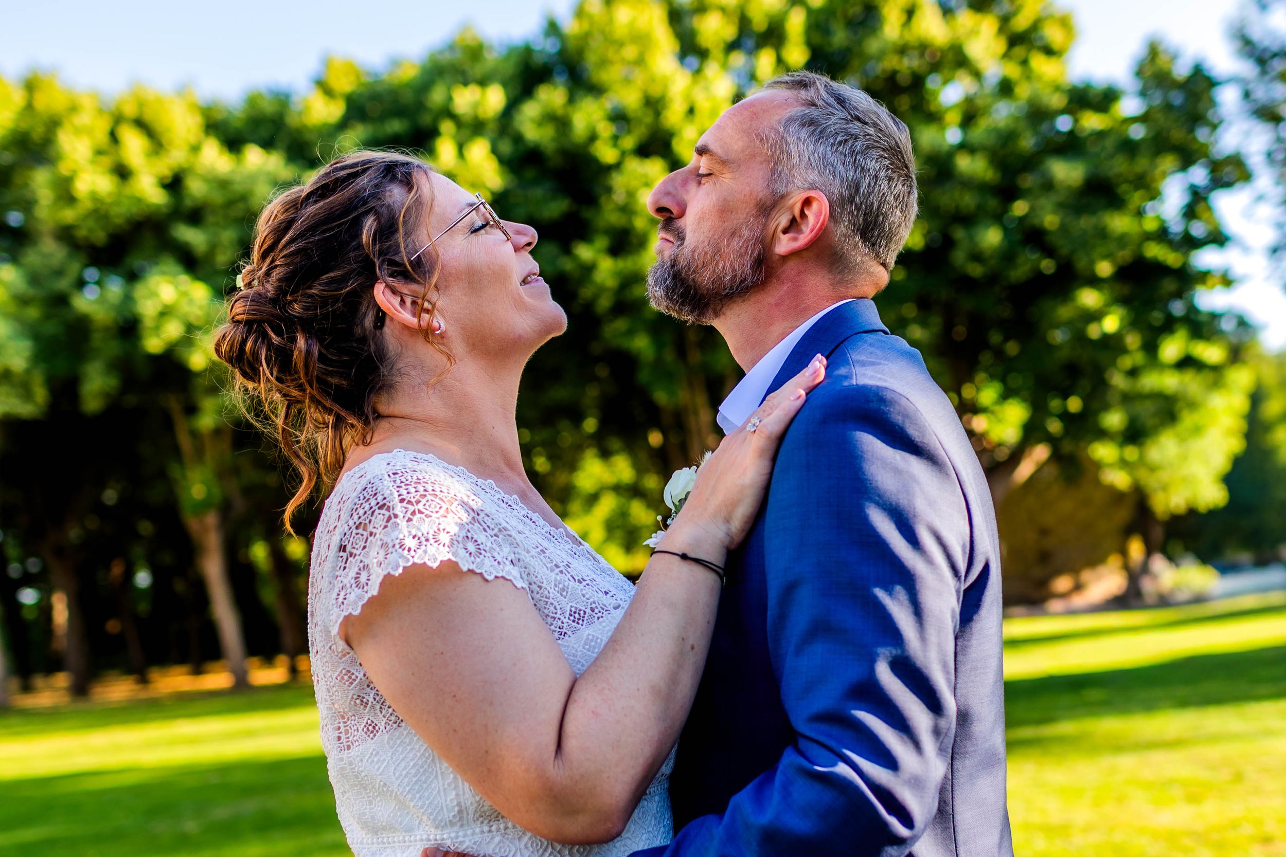 Couple d'heureux mariés juste après leur mariage sur clermont-ferrand