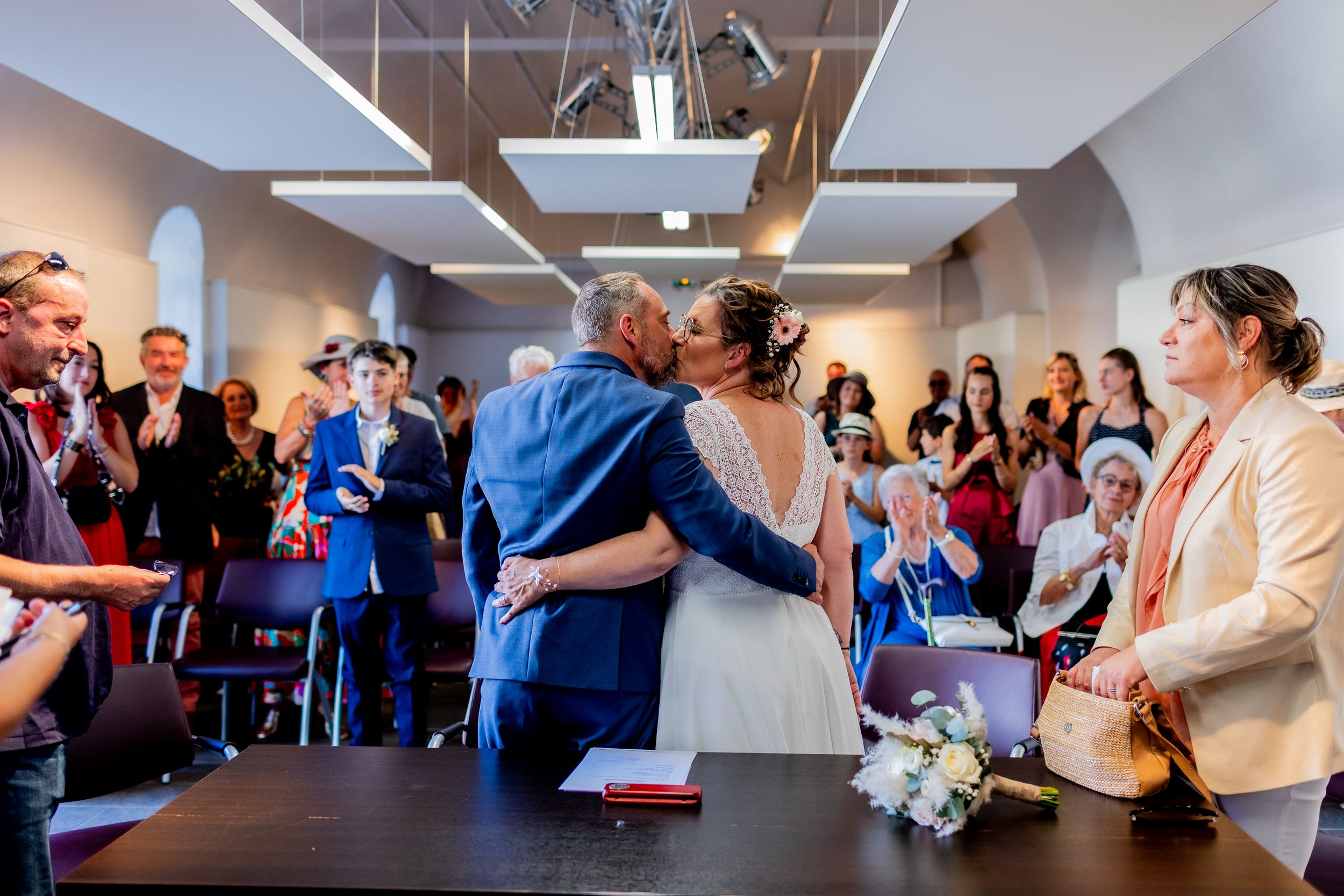 Séance photo lors du mariage à la mairie dans le puy de dôme. Le couple est heureux et les invités sont ravis.