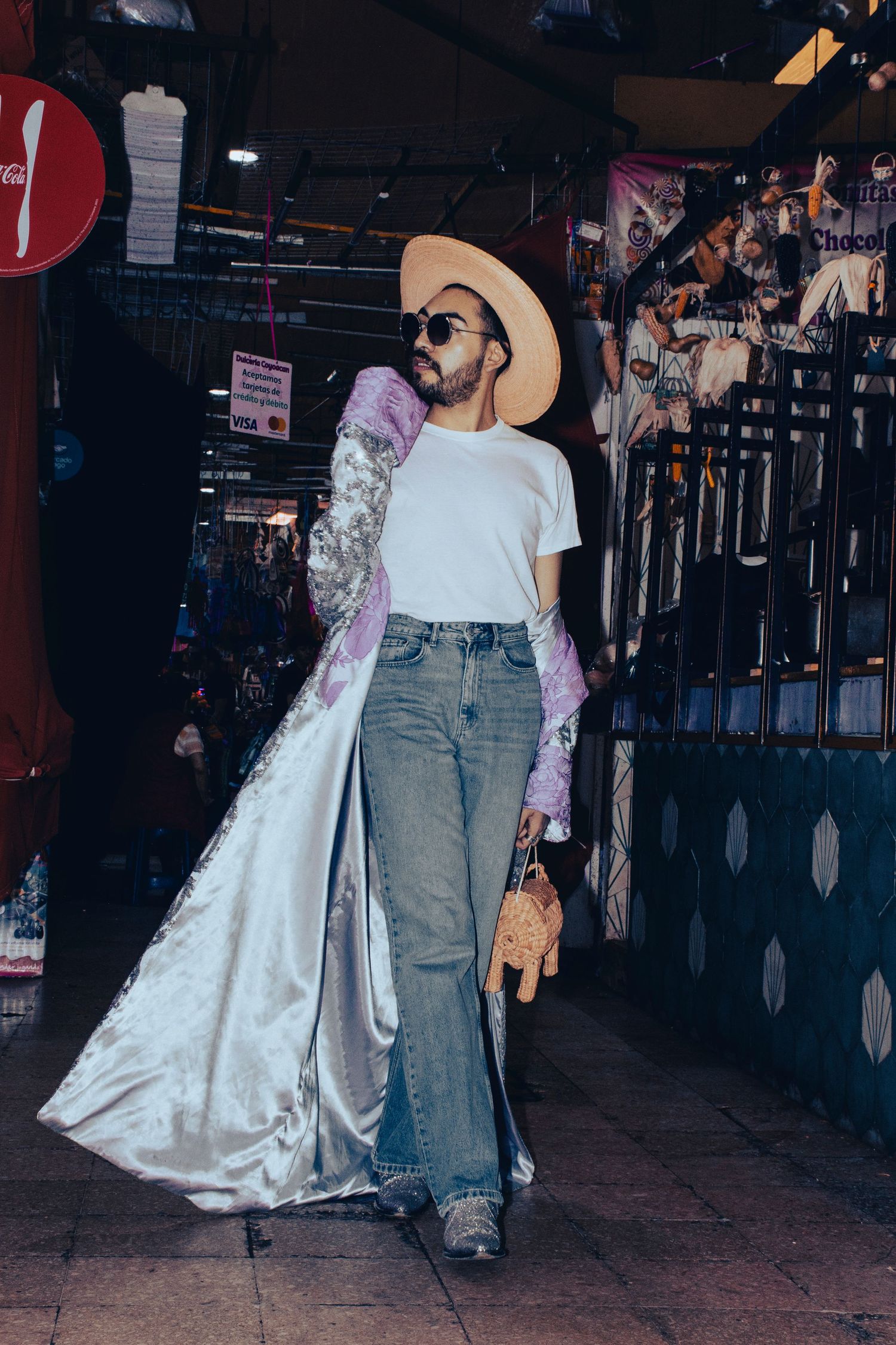 Fotografía editorial de moda urbana y retrato de autor en locaciones culturales de la CDMX.