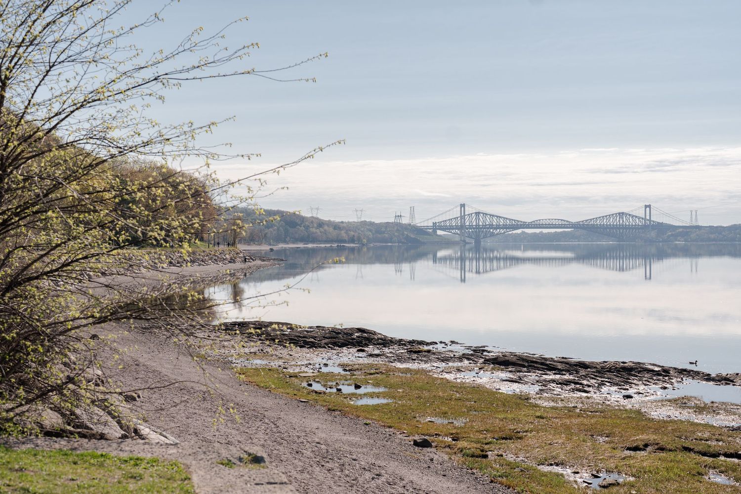 Plage, promenade et bord de fleuve à Cap-Rouge pour une séance maternité fine art à l'extérieur, près de Québec