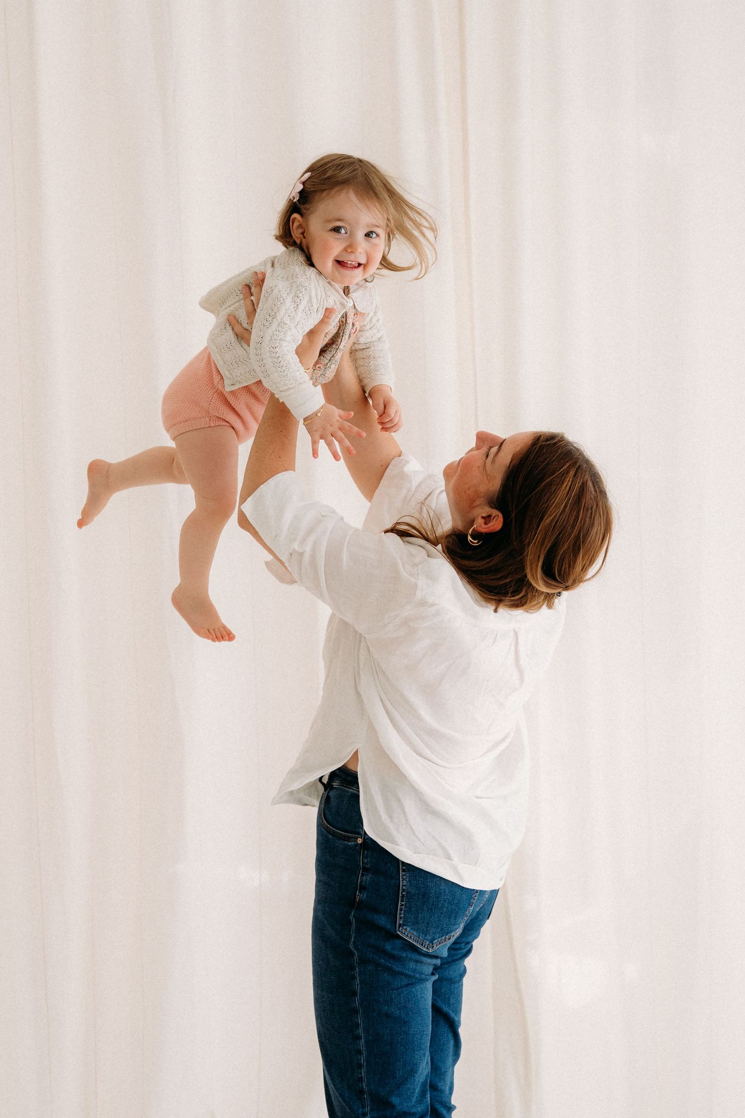 Tijdloze foto's van mama en dochter samen.