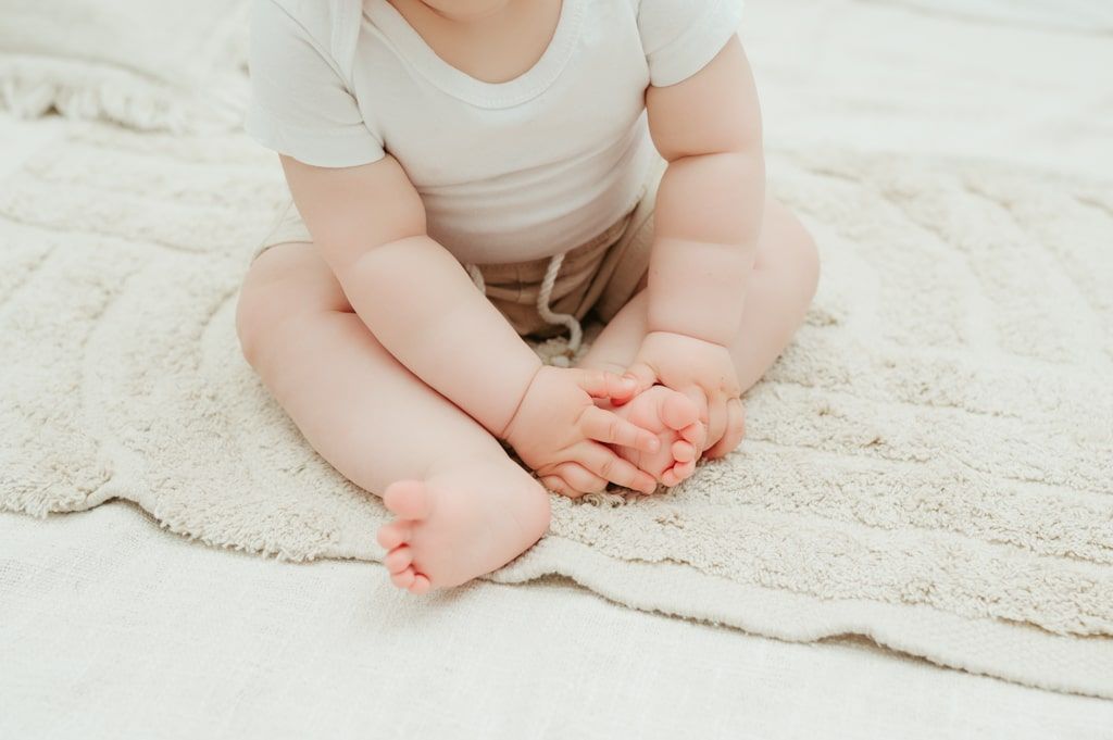 Melissa Stuer Photography Moederschapsfotograaf Moerbeke Oost-Vlaanderen kinderen baby sitter session voetjes handen