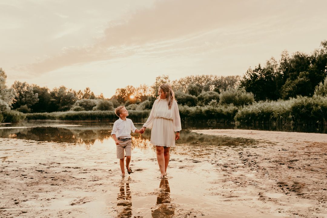Melissa Stuer Photography Moederschapsfotograaf Moerbeke mommy and me mama en zoon golden hour dansen in water zonsondergang