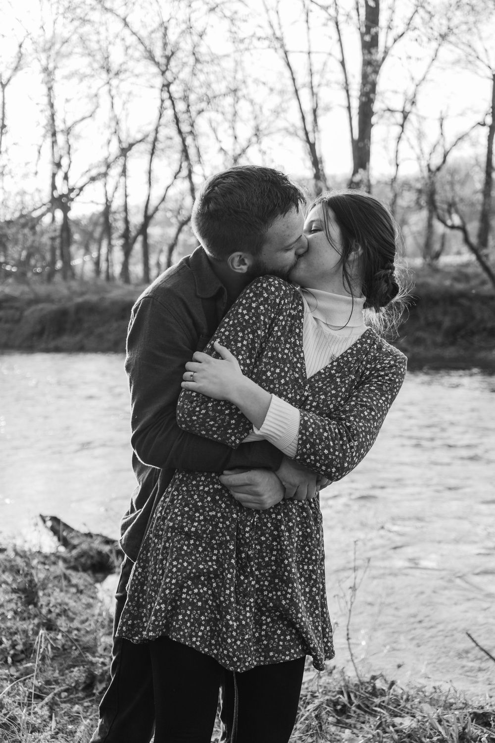 ©AnnaVonRiesenPhotography Engagement Portrait | B&W image of a couple kissing