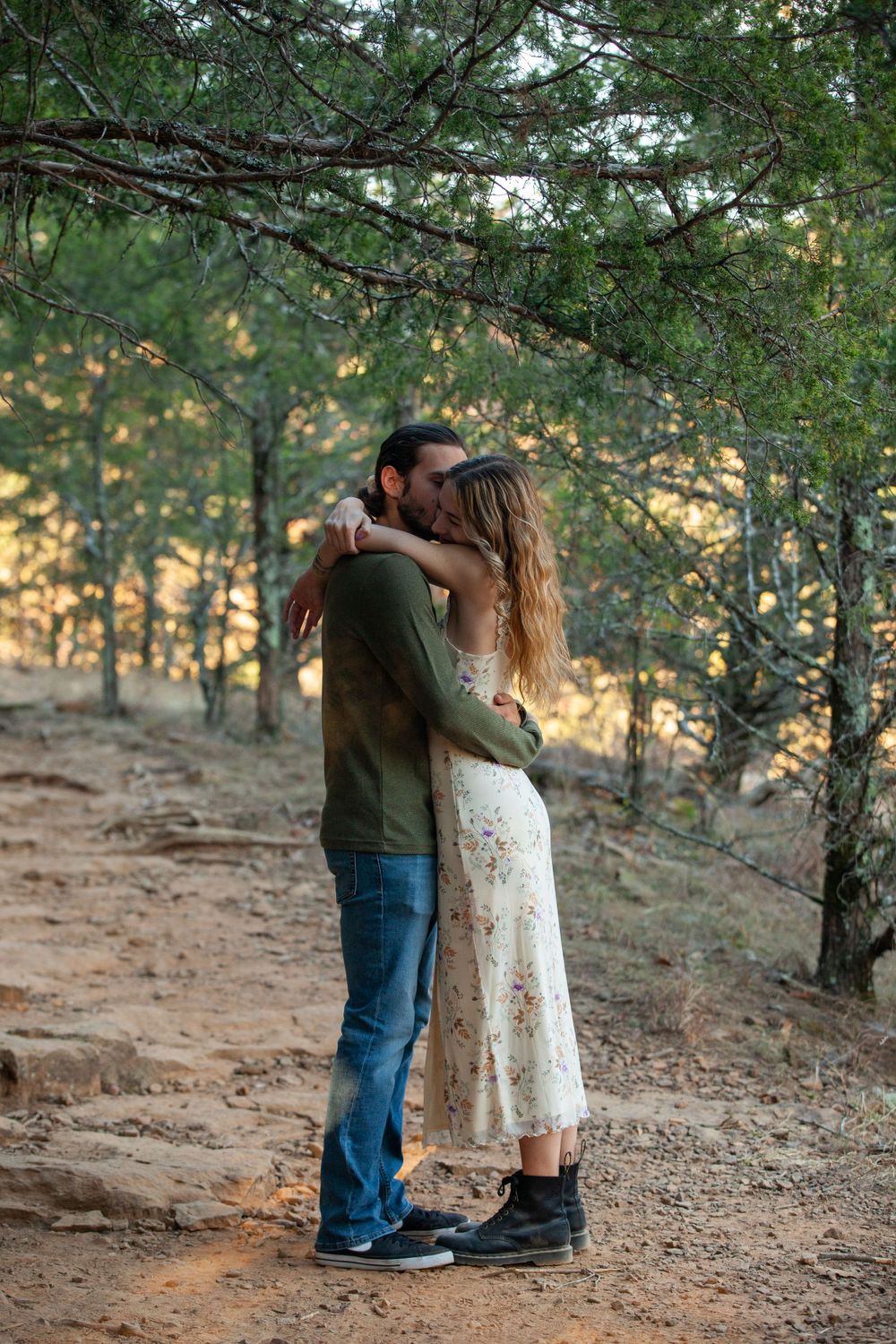 ©AnnaVonRiesenPhotography Engagement Portrait | Color image of a couple holding each other and kissing