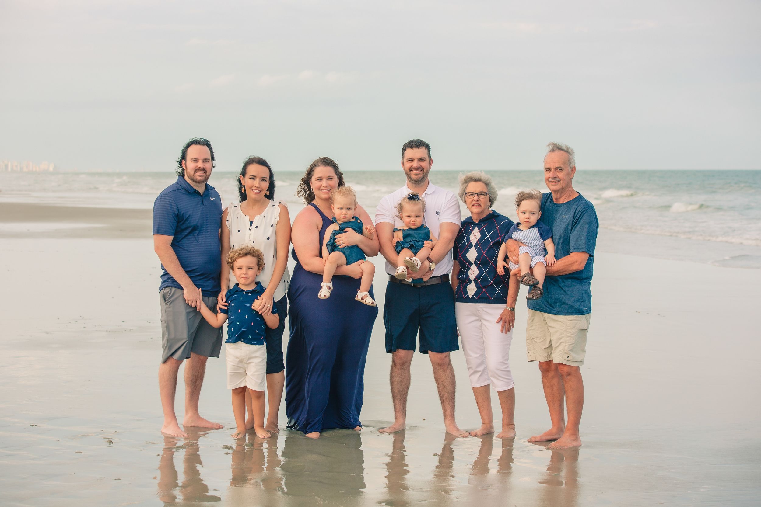 Family photoshoot, family portraits, portrait on the beach, photographer in Windsor, Amherstburg, Essex County, Ontario.