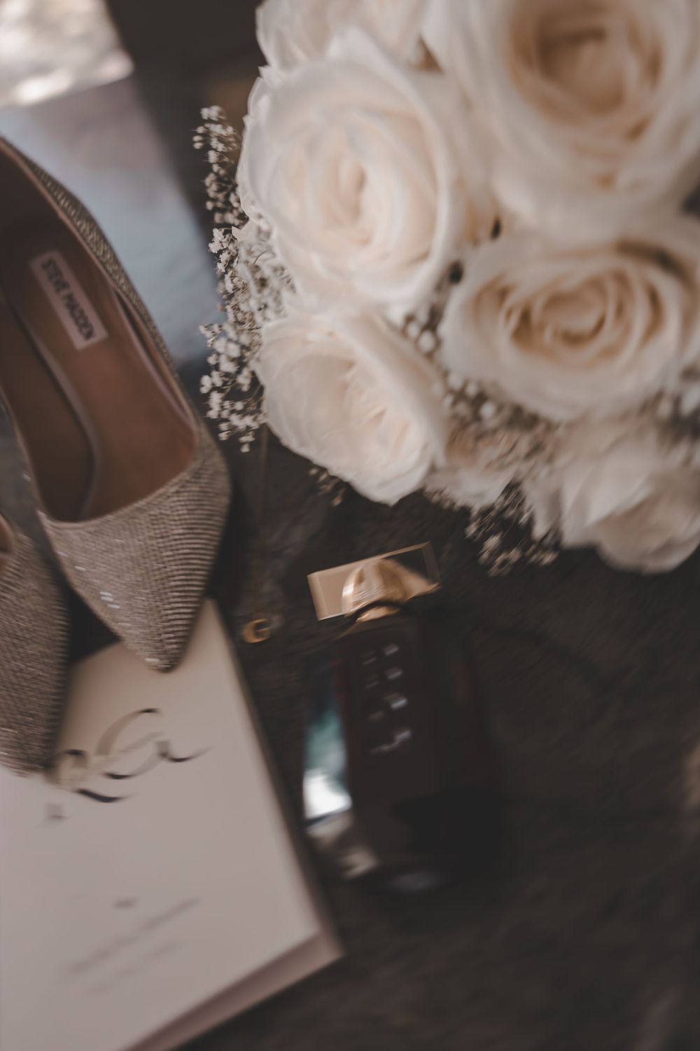 Romantische trouwfotografie met warme kleuren vastgelegd door professionele trouwfotograaf Eindhoven Noord-Brabant