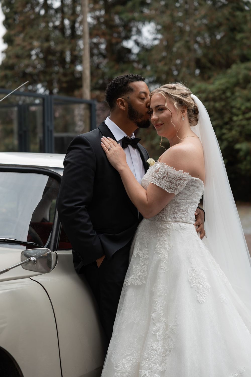 Professionele trouwfotograaf uit Eindhoven en Noord-Brabant voor romantische, spontane en tijdloze foto’s van jullie bruiloft.