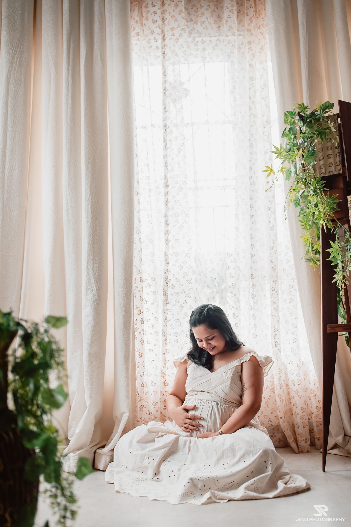 luxury maternity shoot in trichy captured by Jeno Photography