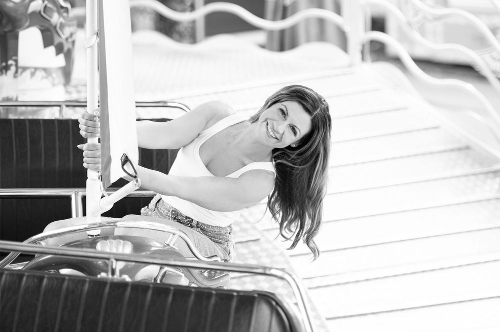 Ein Business Fotoshooting auf der Granger Kirmes in Herne. Es ist ein schwarz/ weiß Foto und zeigt eine Frau in einem Fahrgeschäft