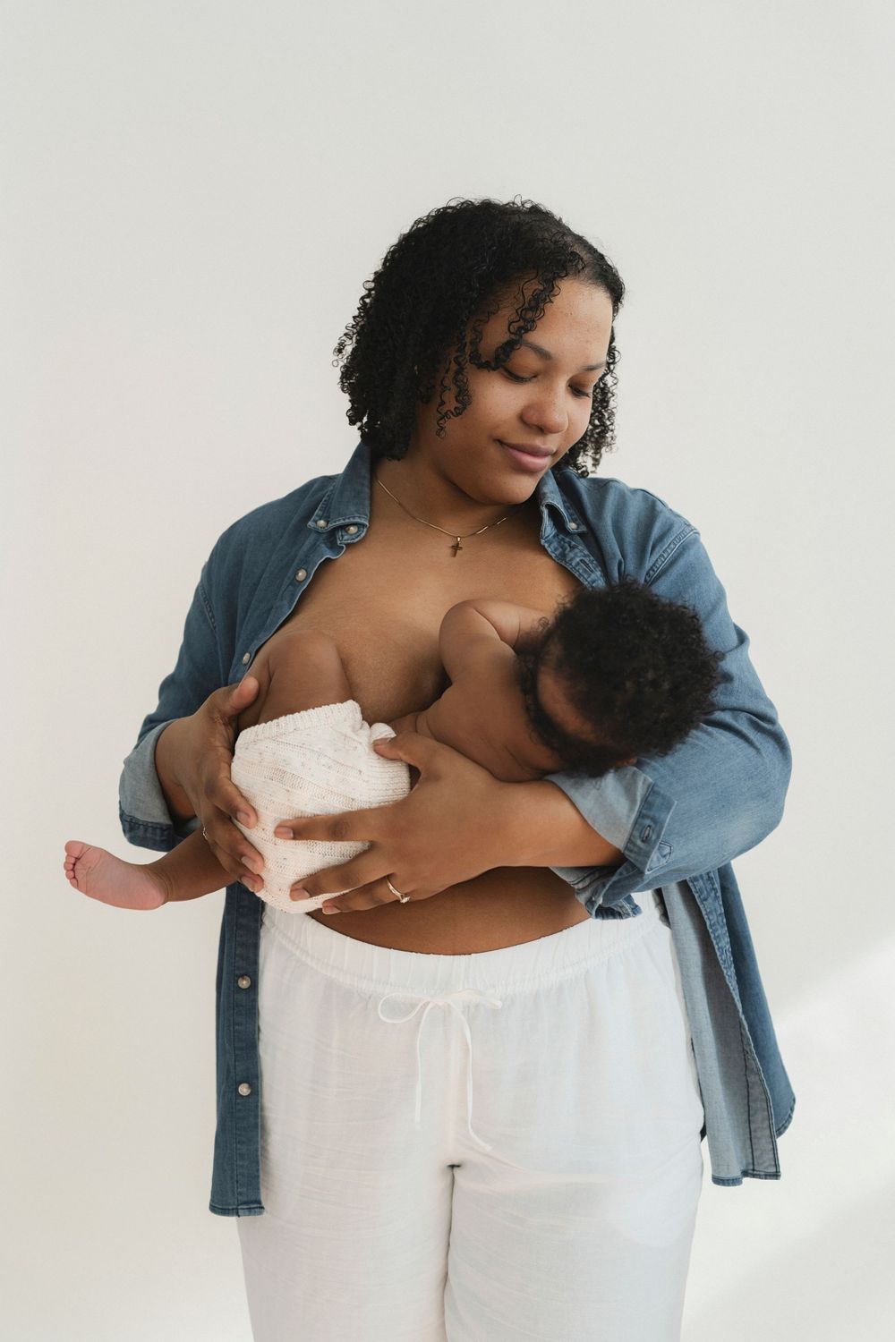 maternity studio photography photo maternité séance studio québec lévis nouveau-né newborn famille allaitement breastfead motherhood