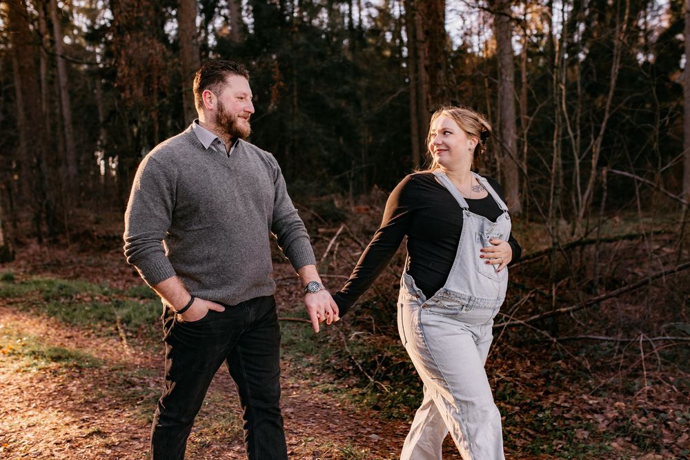 babybauchshooting winterliches wetter ein paar im wald
