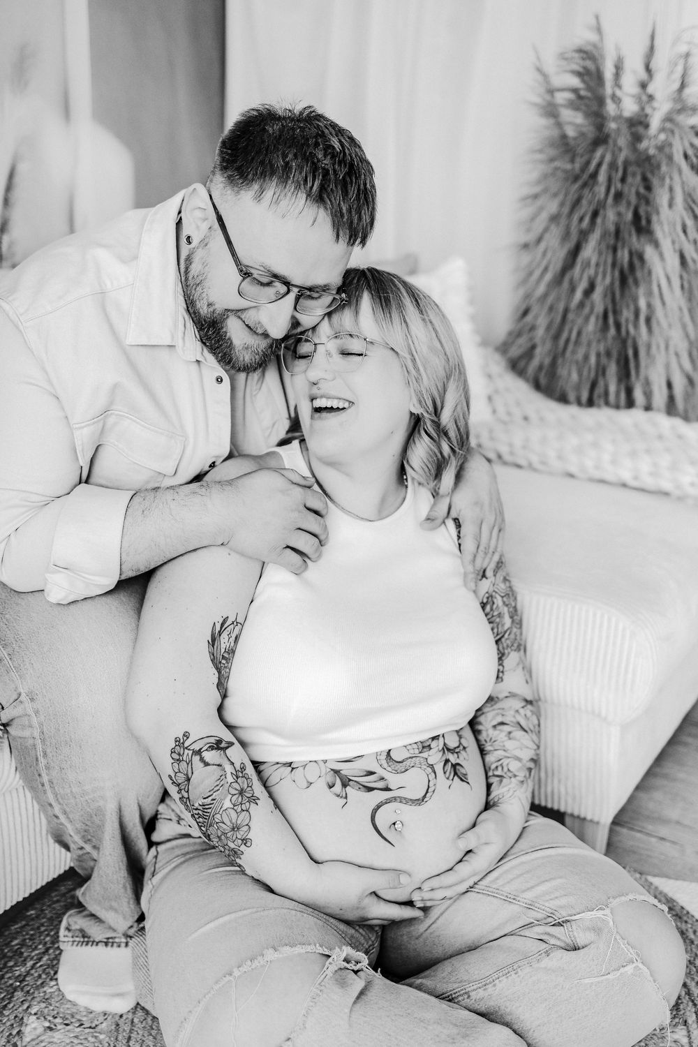 babybauchshooting ein schlichtes schwarz weiß bild von em werdenden elternpaar