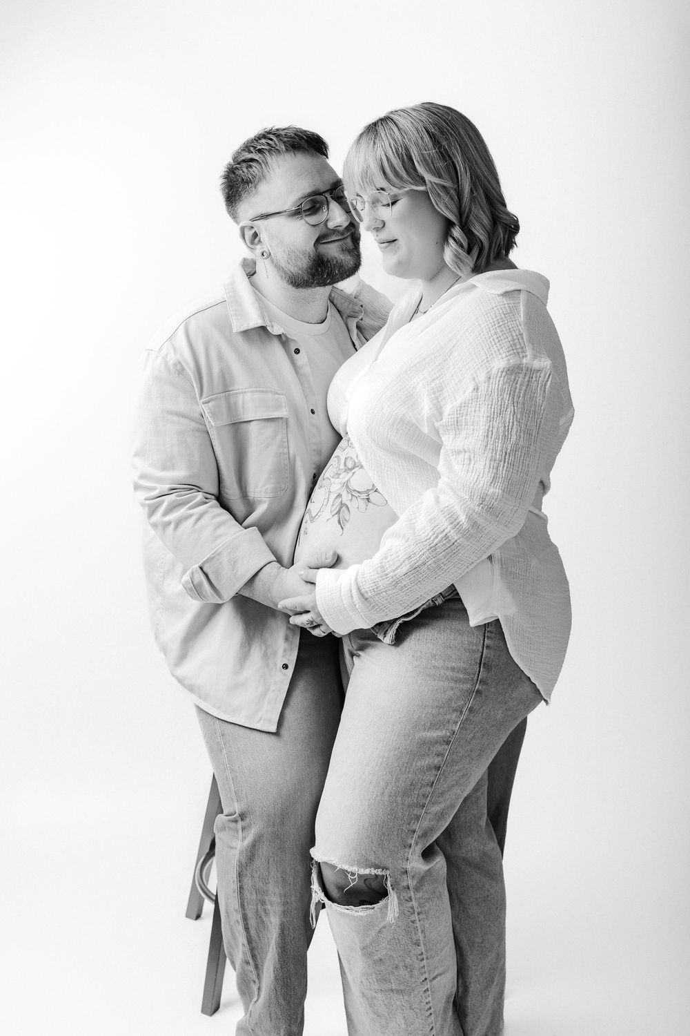 babybauchshooting ein schlichtes schwarz weiß bild von em werdenden elternpaar