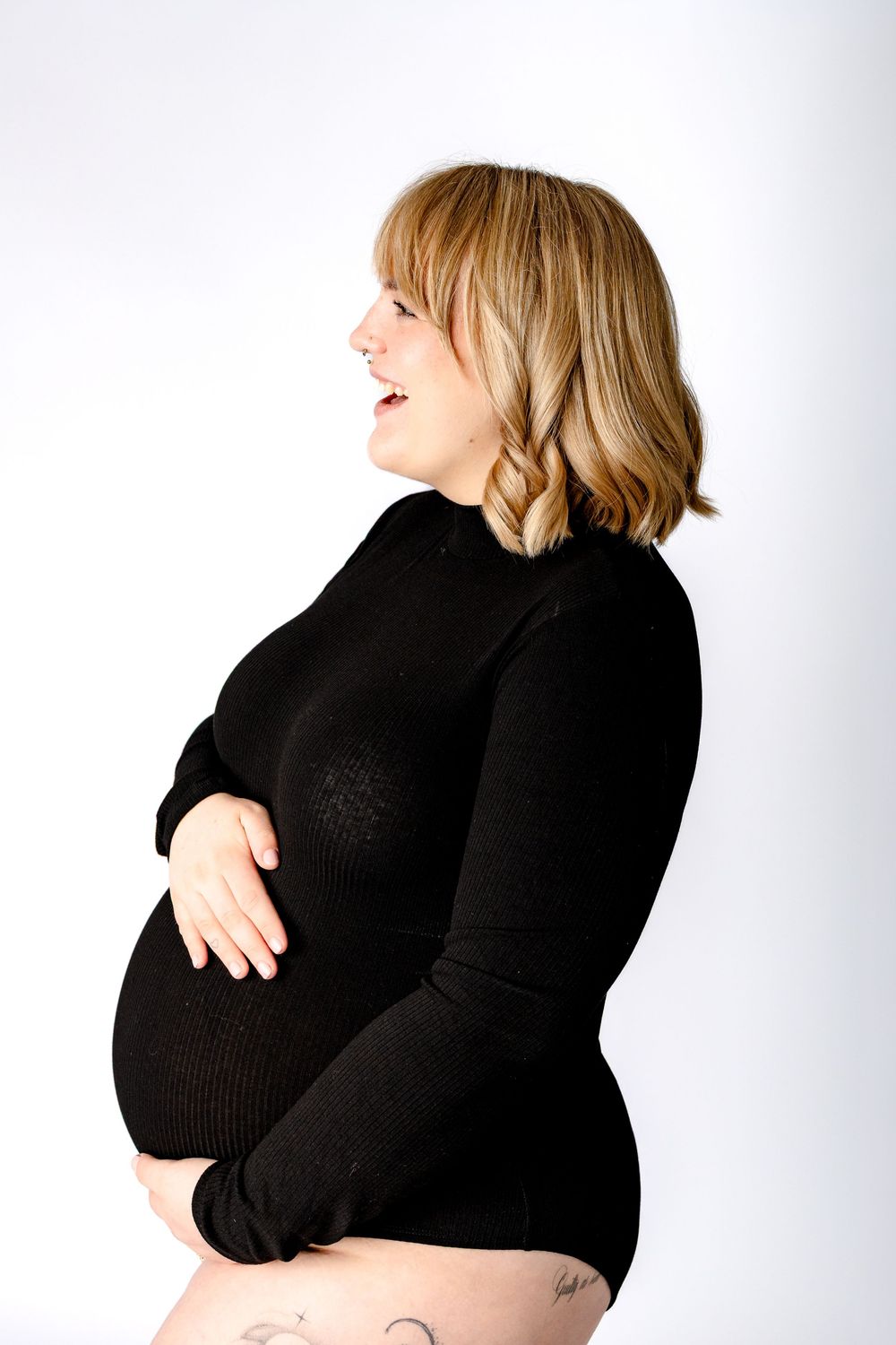 babybauchshooting in einem schwarzen body