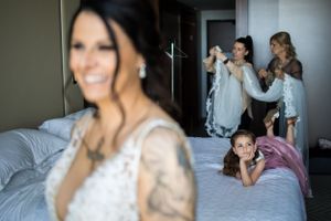 Moment capté sur le vif montrant les préparatifs de la mariée et son cortège nuptial dans une chambre de l’hôtel Sheraton de St-Hyacinthe.
