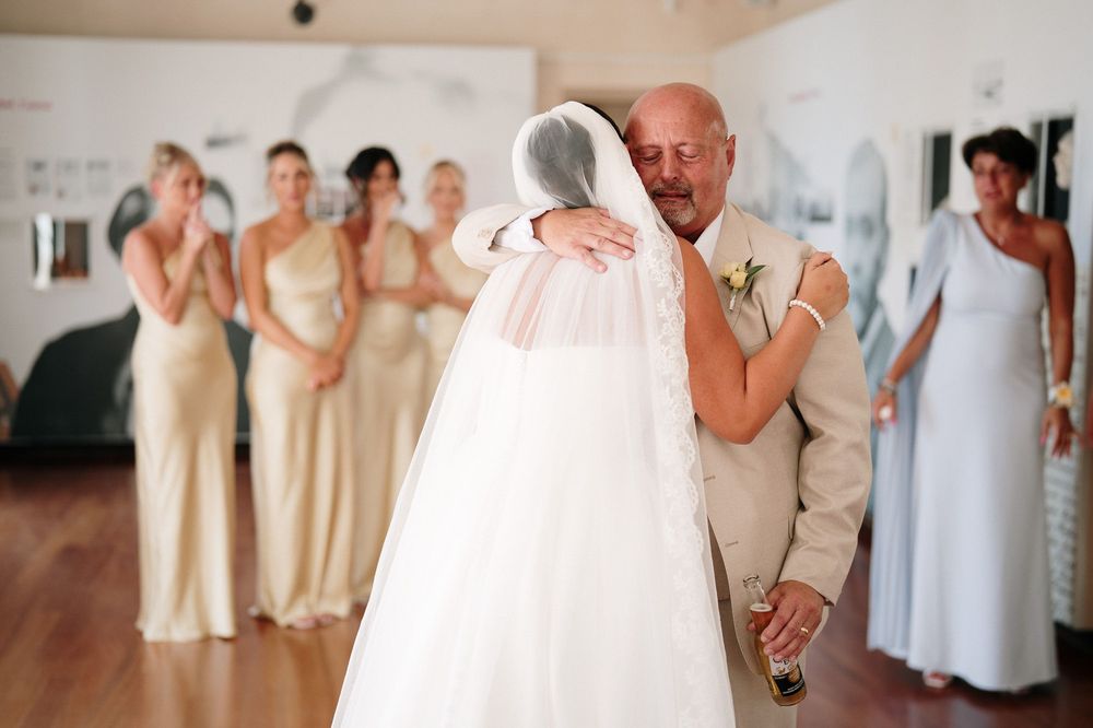 Momento emozionante tra sposa e padre prima della cerimonia a Villa Nobel Sanremo