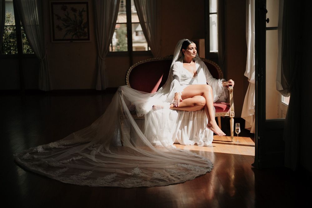 Ritratto elegante della sposa con abito e velo nella luce naturale di Villa Nobel Sanremo