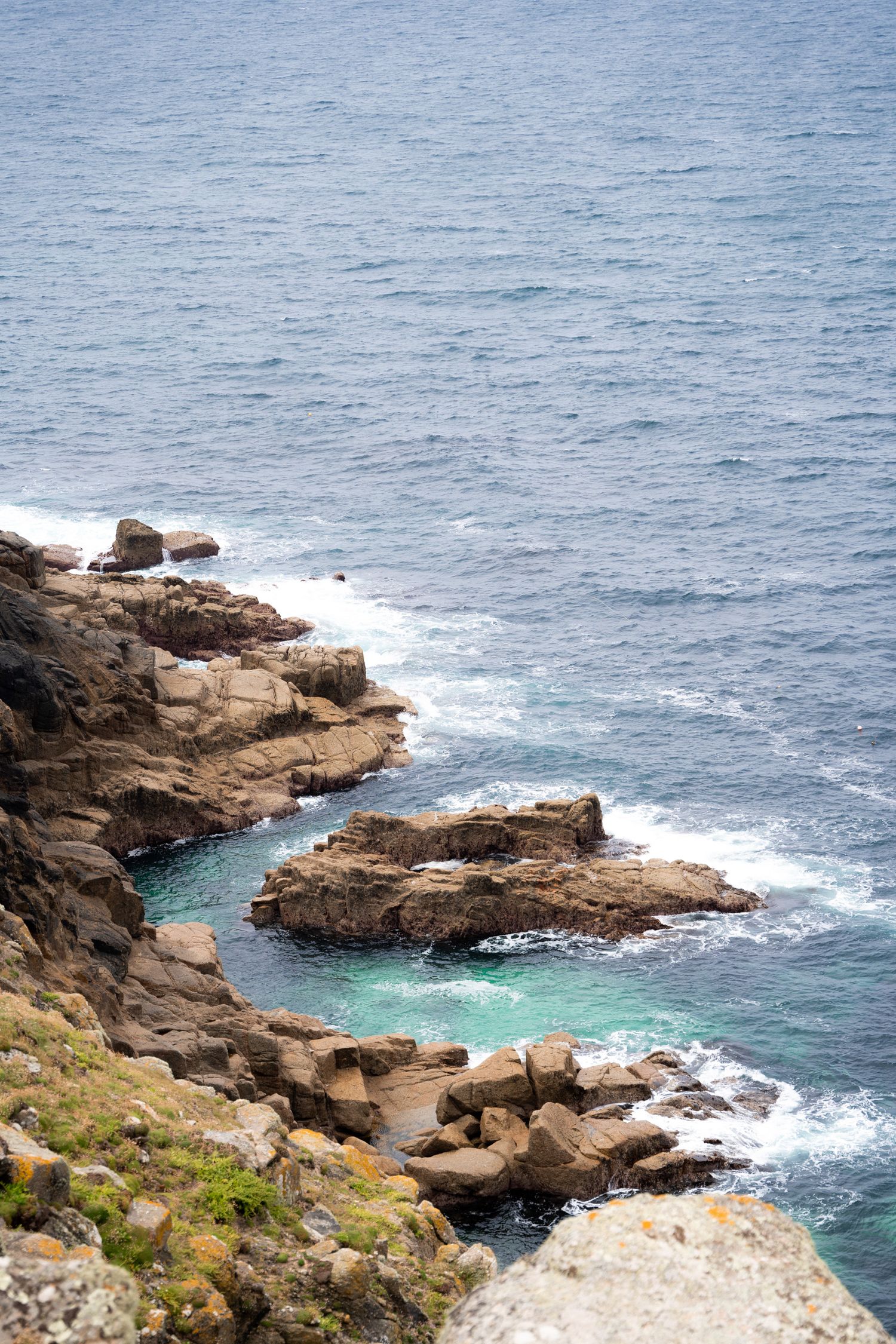 falaise et mer à lands end dans les cornouailles en angleterre