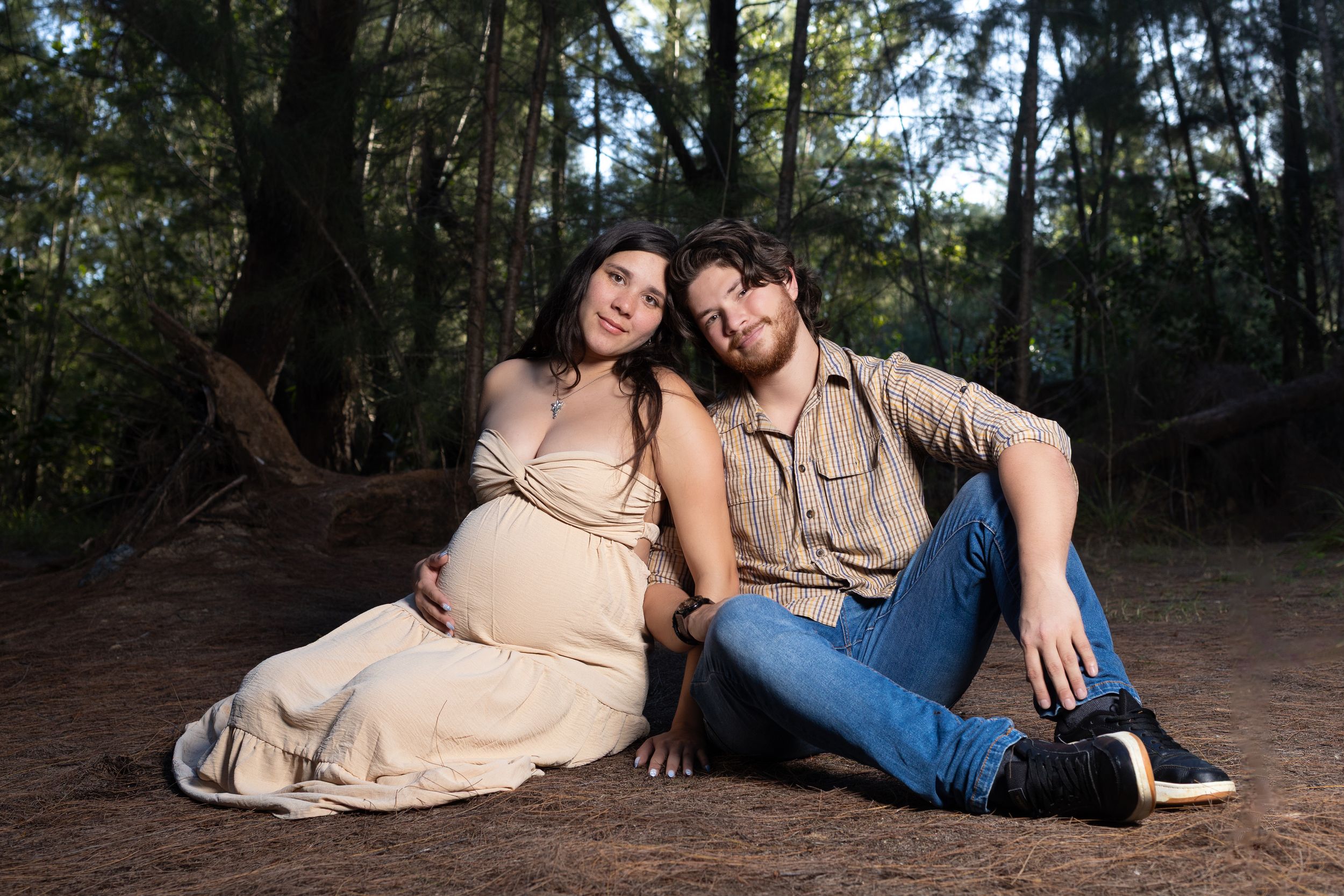 Maternidad en Puerto Rico con fotos espontáneas, capturando ternura, conexión y luz natural en playas, bosques y paisajes hermosos.
