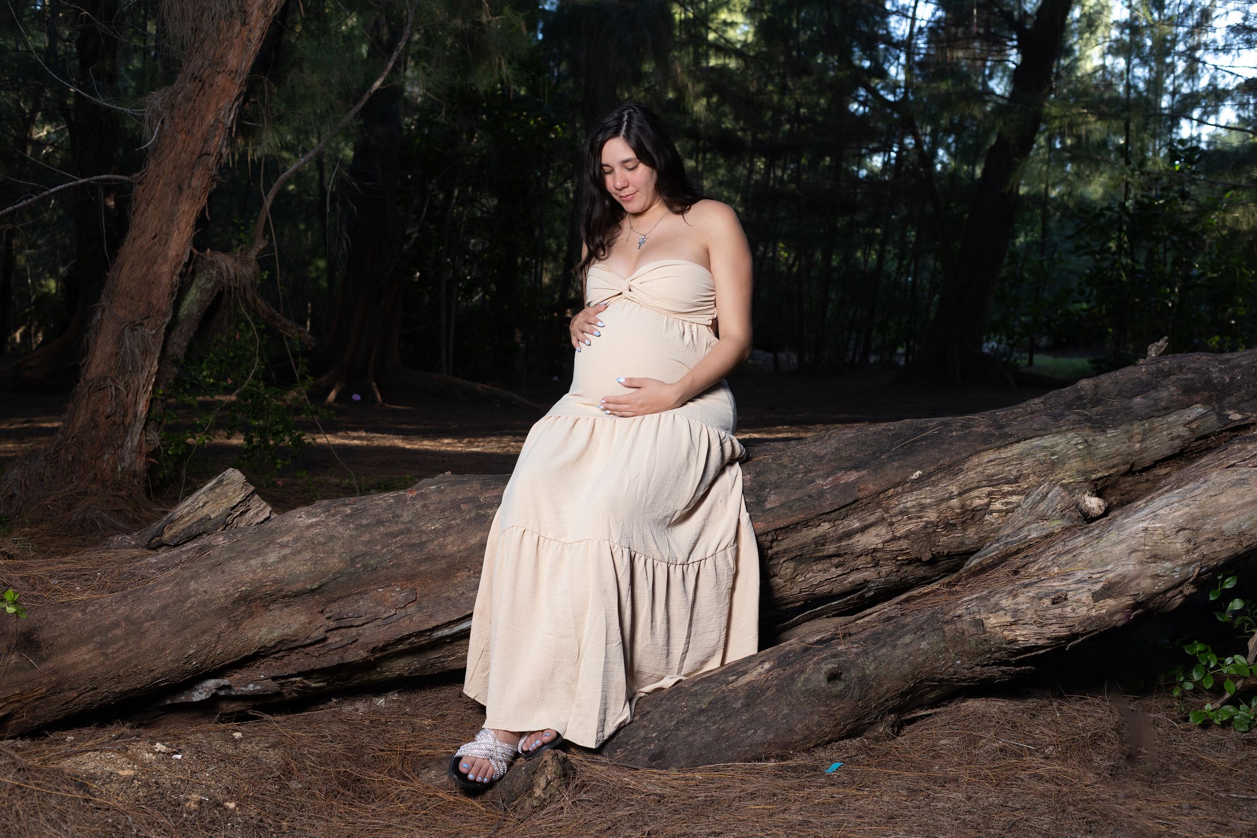 Sesión de maternidad en Puerto Rico capturando amor, ternura y conexión auténtica entre la futura mamá y su bebé en paisajes hermosos.