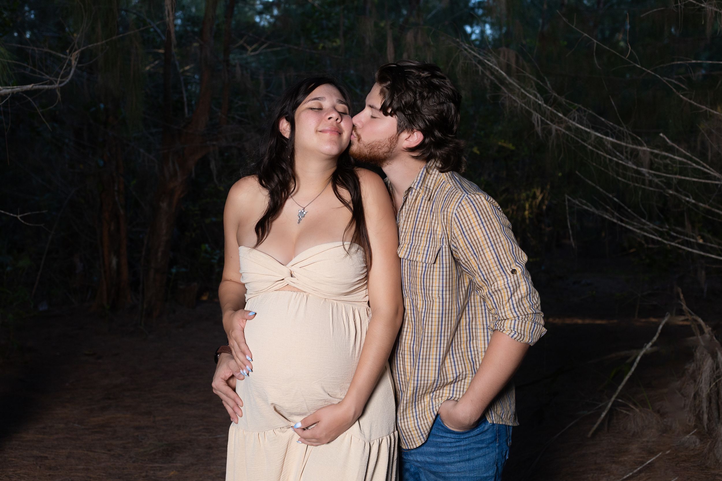 Fotografía de maternidad en Puerto Rico con estilo documental, mostrando emociones genuinas y momentos únicos al aire libre en la naturaleza