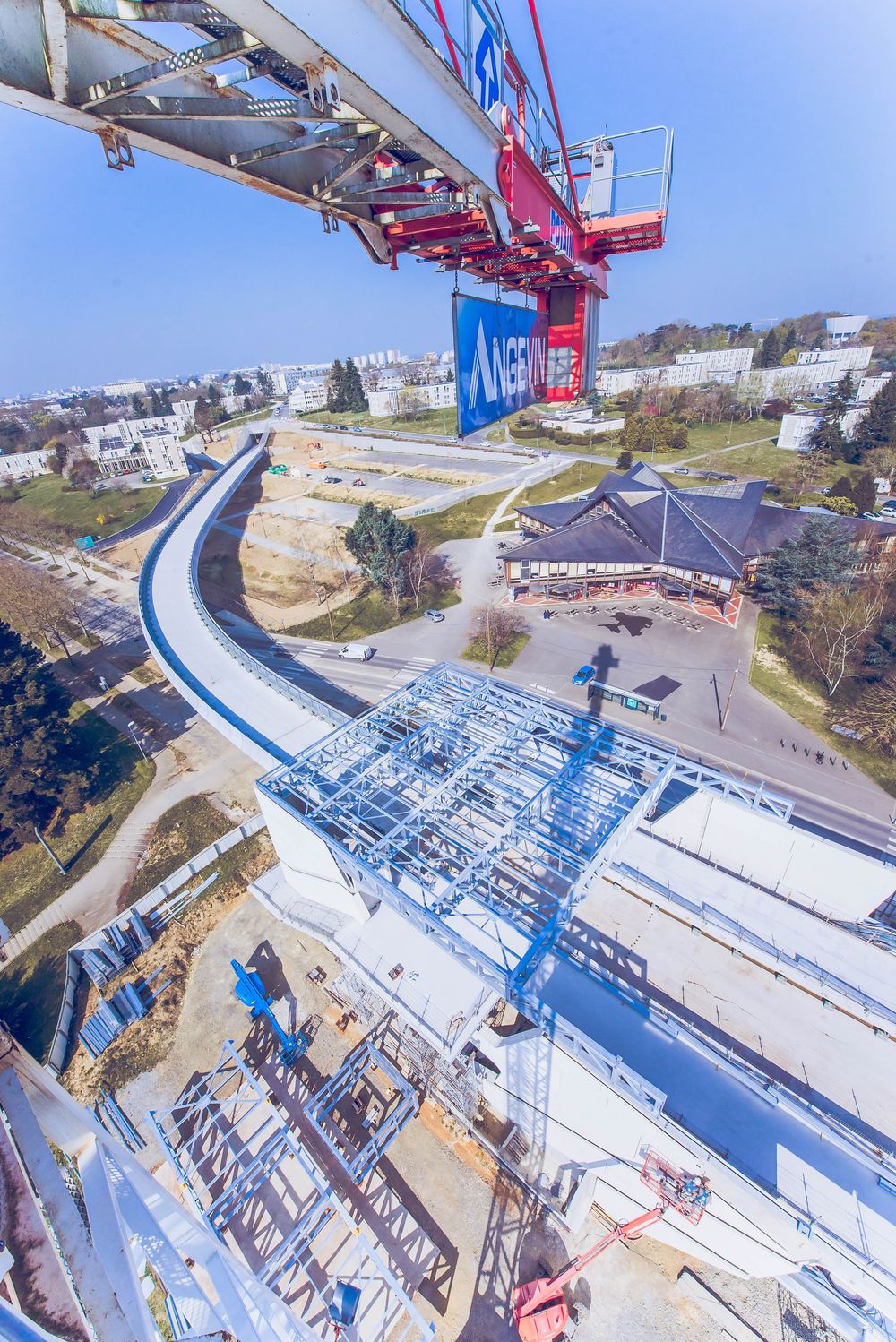 Photo drone chantier Bretagne – infrastructure béton et grue en phase de construction