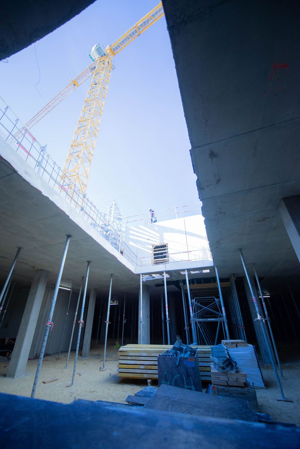 Photographe chantier Morbihan – structure béton armé et grue de construction