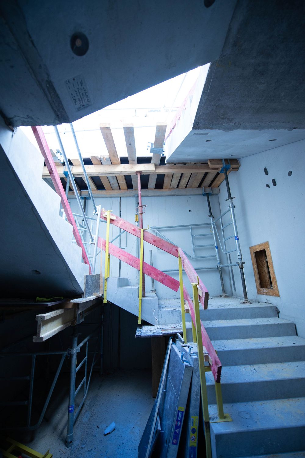 Suivi de chantier bâtiment public Bretagne – cage d’escalier béton en phase second œuvre