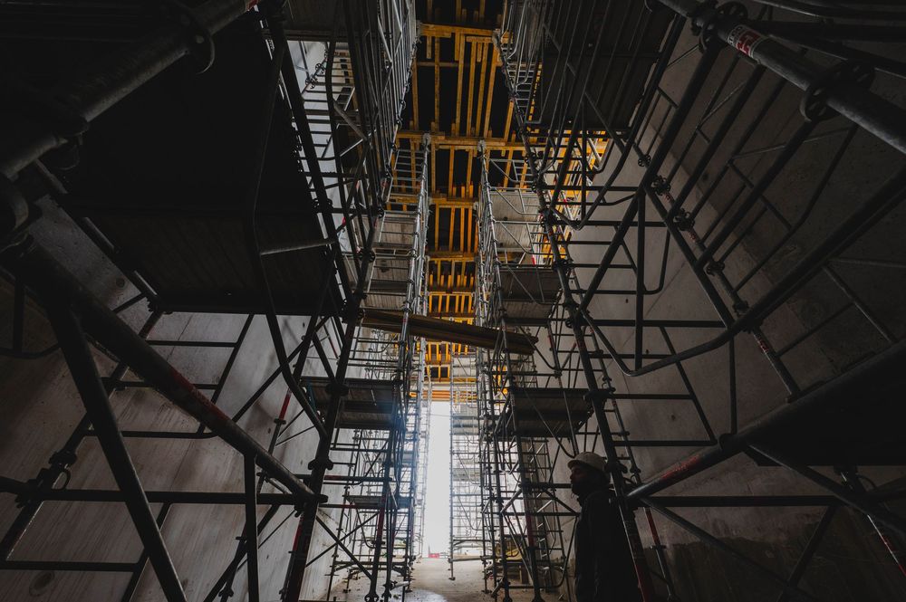 Photographe construction Bretagne – structure verticale et échafaudage chantier