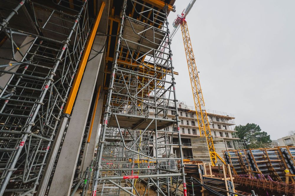 Photo BTP Bretagne – grue et structure béton armé chantier logement collectif