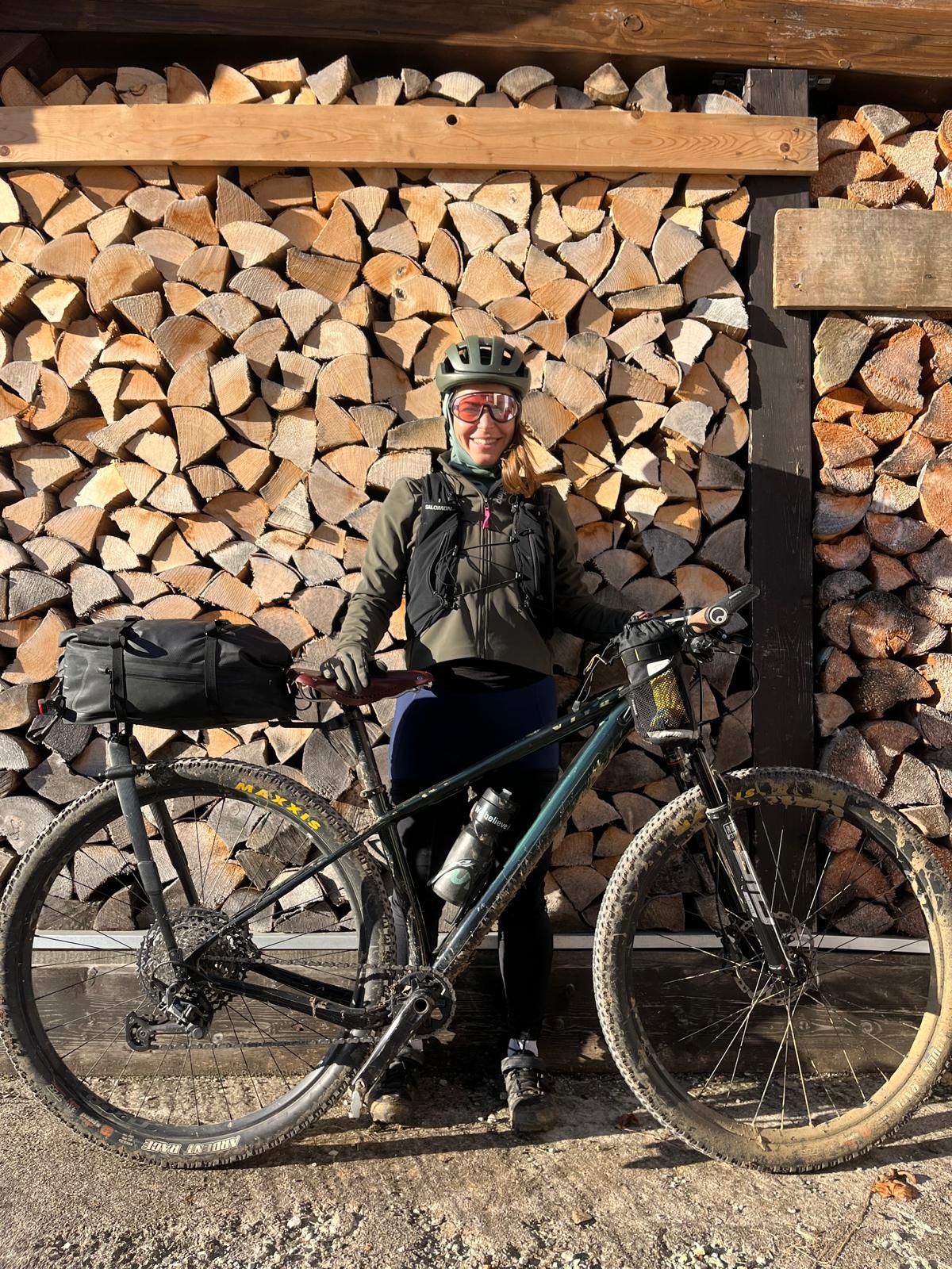 photo d'une cycliste vtt en bikepacking pour illustrer un événément bikepacking bivouak flash week-end