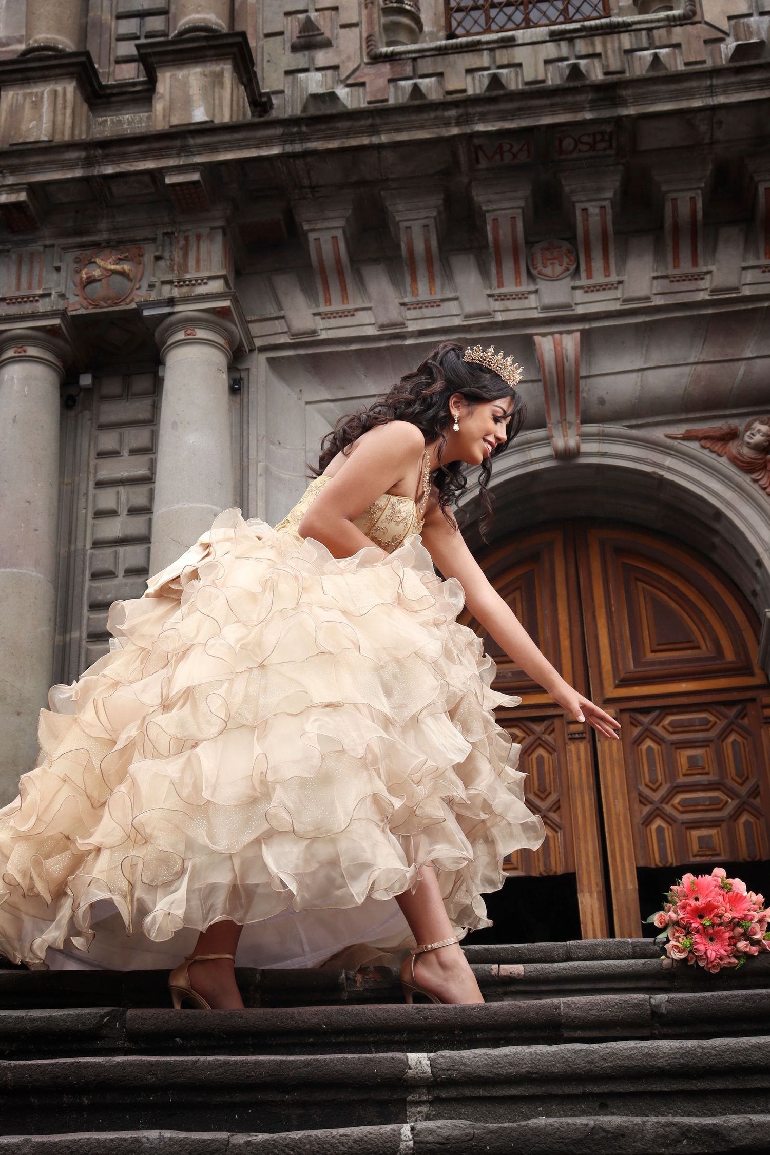 Sesión de fotos de quinceañera en Quito con vestido elegante y estudio fotográfico profesional.
