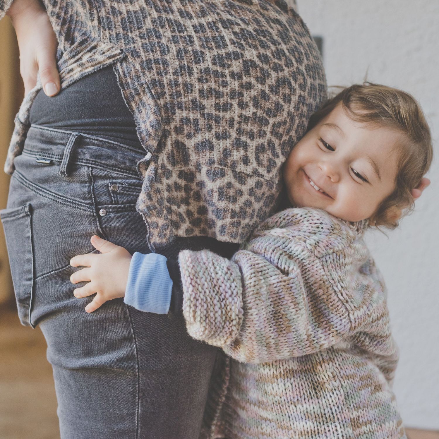 Sesión Fotográfica Bebés, Niños, Familia, Embarazo. Momentos espontáneos, luz natural. Foto de Embarazo a domicilio.