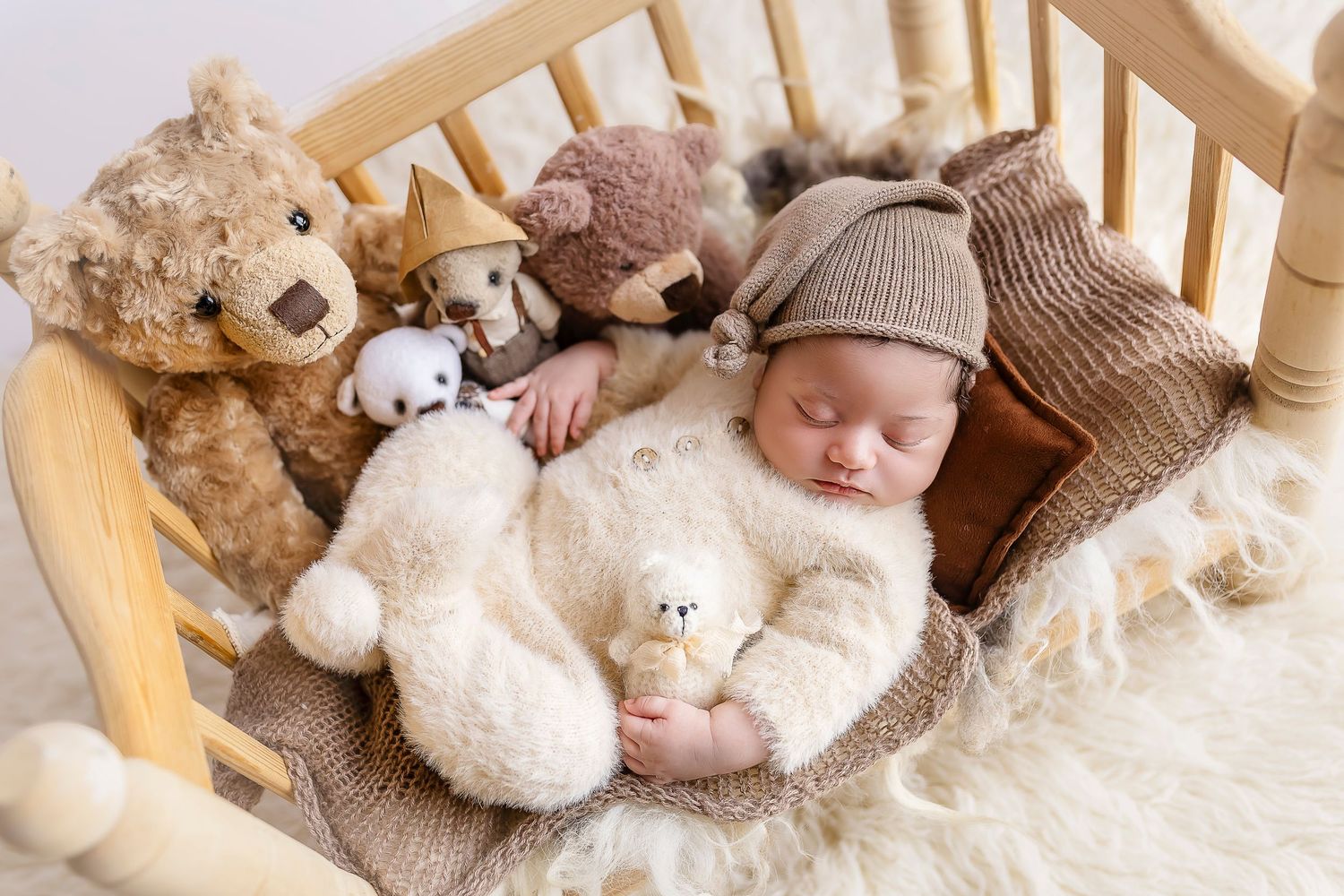 Bebe recien nacido dormido con ositos rodeandolo gorrito sleeper hat baby photography in ponce, Puerto Rico baby photoshoot