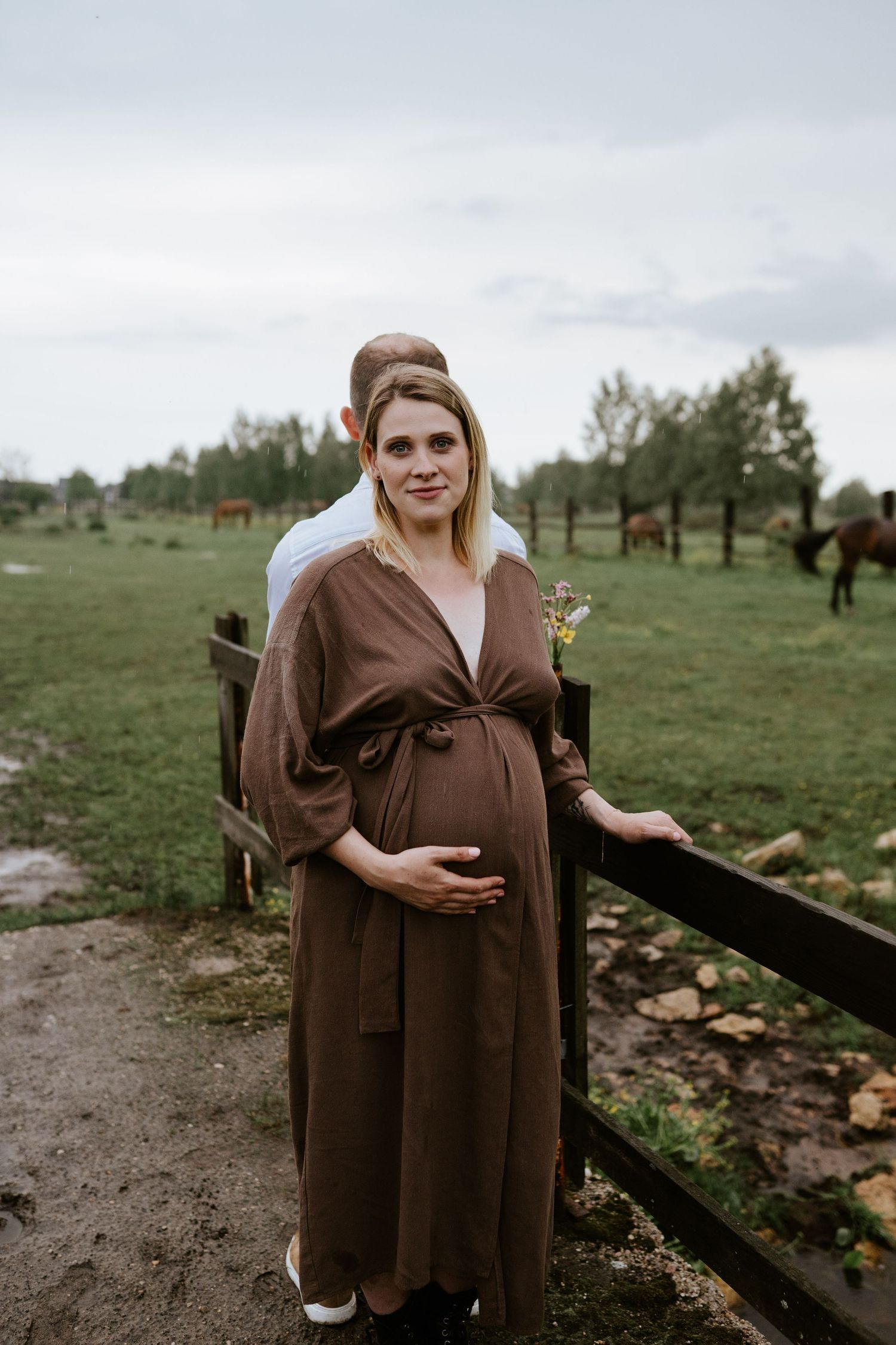 sesja ciążowa plenerowa Katowice sesja brzuszkowa w plenerze sesja w stajni fotograf Katowice Śląsk sesja zdjęciowa ciąża zdjęcia ciążowe
