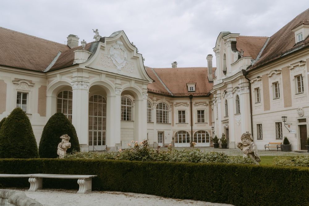 Panoramic view of a historic white mansion with classical architecture.