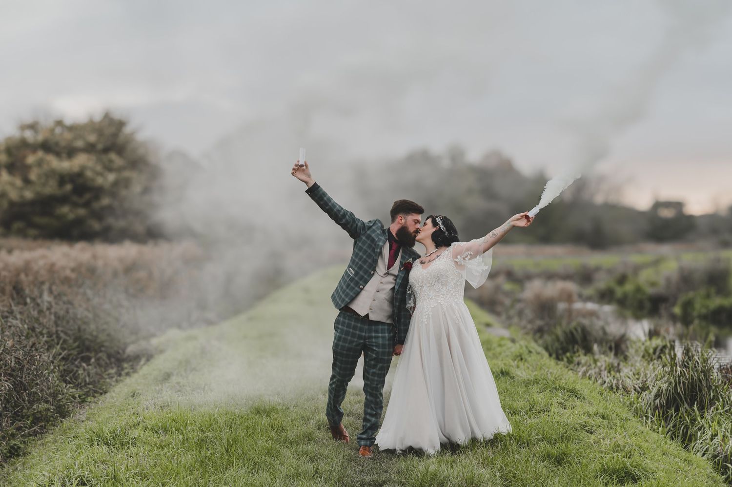 Photo wedding couple with smoke bombs